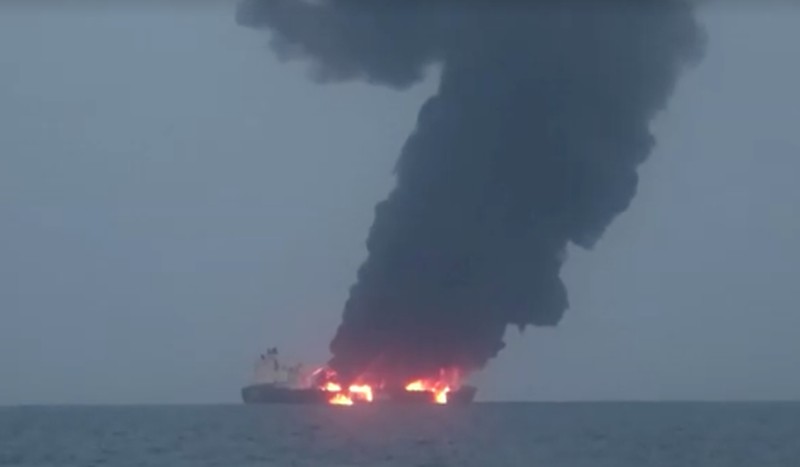 Kelompok militan Houthi dilaporkan telah menyerang kapal tanker minyak berbendera Yunani hingga terbakar di Laut Merah.(Houthi Military Media/Handout via REUTERS) Kelompok militan Houthi dilaporkan telah menyerang kapal tanker minyak berbendera Yunani hingga terbakar di Laut Merah.(Houthi Military Media/Handout via REUTERS)