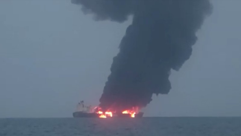 Kelompok militan Houthi dilaporkan telah menyerang kapal  tanker minyak berbendera Yunani hingga terbakar di Laut Merah.(Houthi Military Media/Handout via REUTERS)