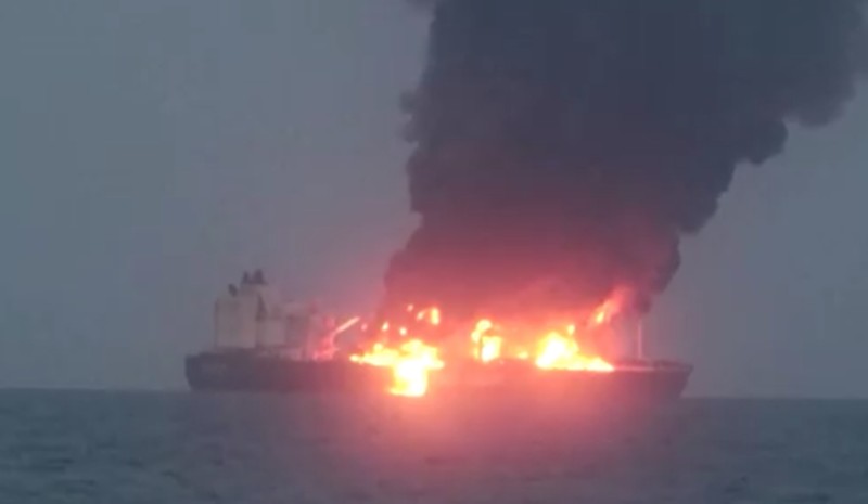 Kelompok militan Houthi dilaporkan telah menyerang kapal tanker minyak berbendera Yunani hingga terbakar di Laut Merah.(Houthi Military Media/Handout via REUTERS) Kelompok militan Houthi dilaporkan telah menyerang kapal tanker minyak berbendera Yunani hingga terbakar di Laut Merah.(Houthi Military Media/Handout via REUTERS)