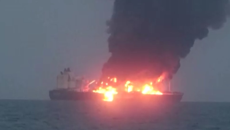 Kelompok militan Houthi dilaporkan telah menyerang kapal  tanker minyak berbendera Yunani hingga terbakar di Laut Merah.(Houthi Military Media/Handout via REUTERS)