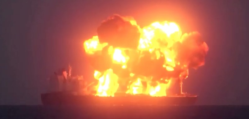 Kelompok militan Houthi dilaporkan telah menyerang kapal tanker minyak berbendera Yunani hingga terbakar di Laut Merah.(Houthi Military Media/Handout via REUTERS) Kelompok militan Houthi dilaporkan telah menyerang kapal tanker minyak berbendera Yunani hingga terbakar di Laut Merah.(Houthi Military Media/Handout via REUTERS)