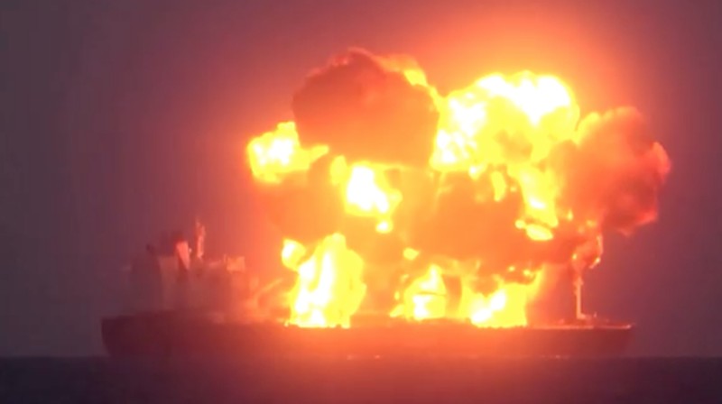 Kelompok militan Houthi dilaporkan telah menyerang kapal  tanker minyak berbendera Yunani hingga terbakar di Laut Merah.(Houthi Military Media/Handout via REUTERS)
