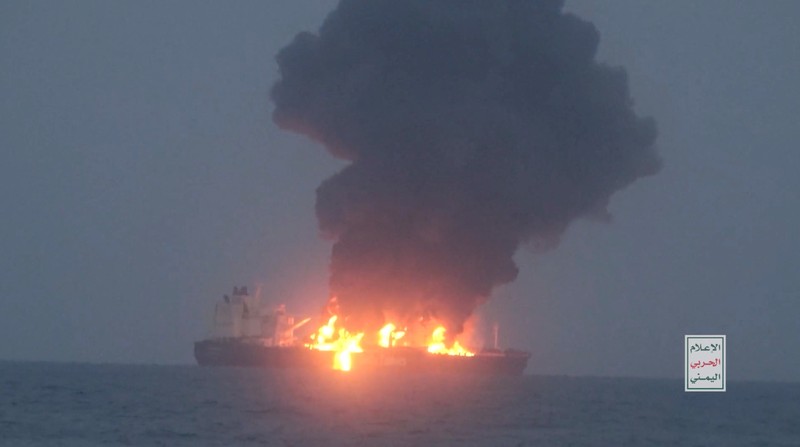 Kelompok militan Houthi dilaporkan telah menyerang kapal tanker minyak berbendera Yunani hingga terbakar di Laut Merah.(Houthi Military Media/Handout via REUTERS) Kelompok militan Houthi dilaporkan telah menyerang kapal tanker minyak berbendera Yunani hingga terbakar di Laut Merah.(Houthi Military Media/Handout via REUTERS)