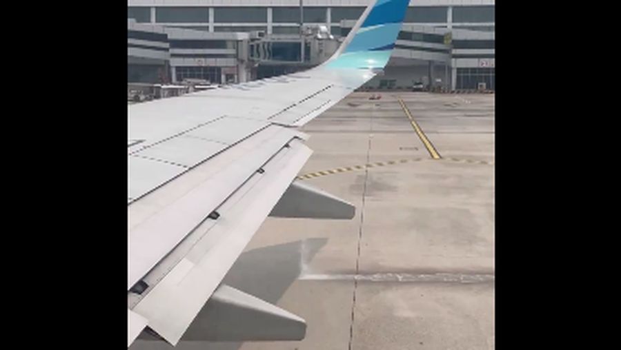 Kondisi sayap peswat yang dinaiki musisi Kunto Aji. (x/KuntoAjiW)