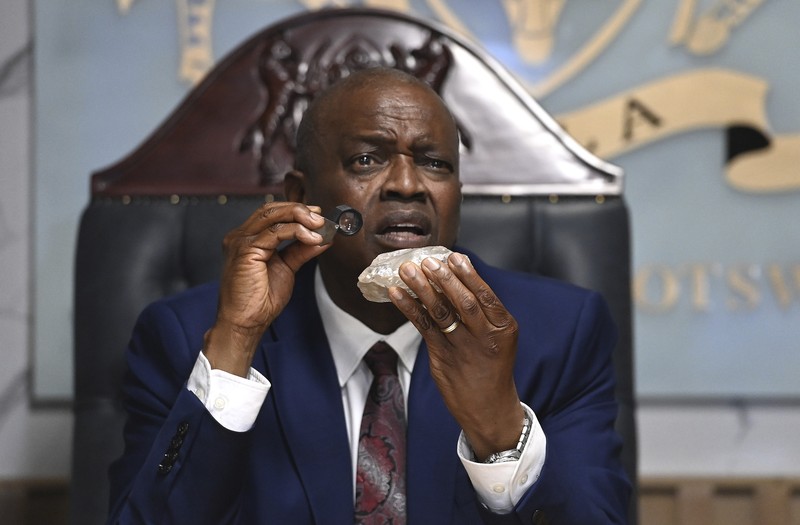 Seseorang memegang berlian seberat 2.492 karat yang ditemukan di negara itu dan dipamerkan di Gaborone, Botswana, Kamis (22/8/2024). (AP Photo)