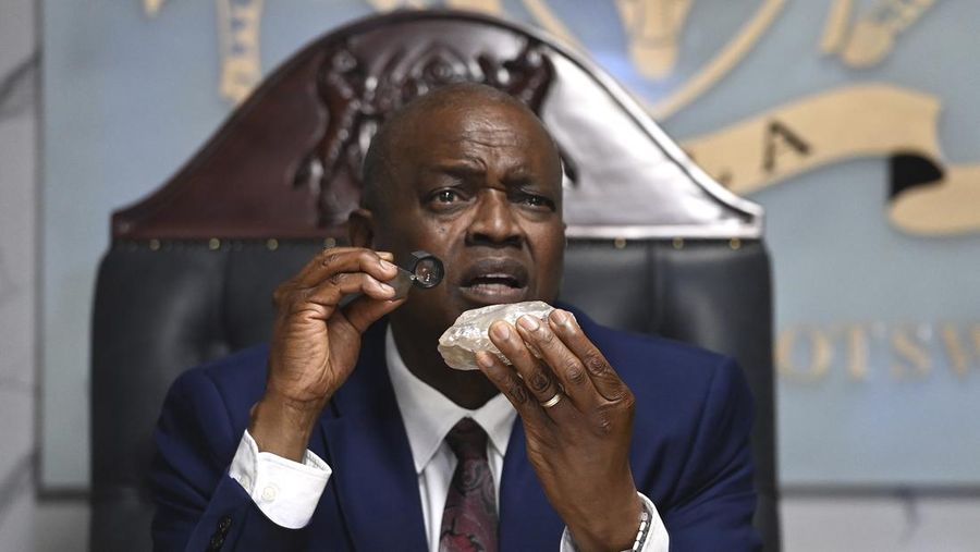 Seseorang memegang berlian seberat 2.492 karat yang ditemukan di negara itu dan dipamerkan di Gaborone, Botswana, Kamis (22/8/2024). (AP Photo)