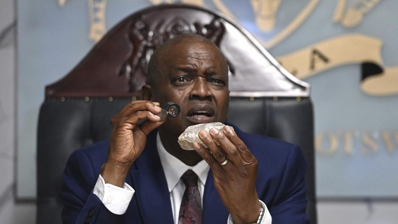 Seseorang memegang berlian seberat 2.492 karat yang ditemukan di negara itu dan dipamerkan di Gaborone, Botswana, Kamis (22/8/2024). (AP Photo)