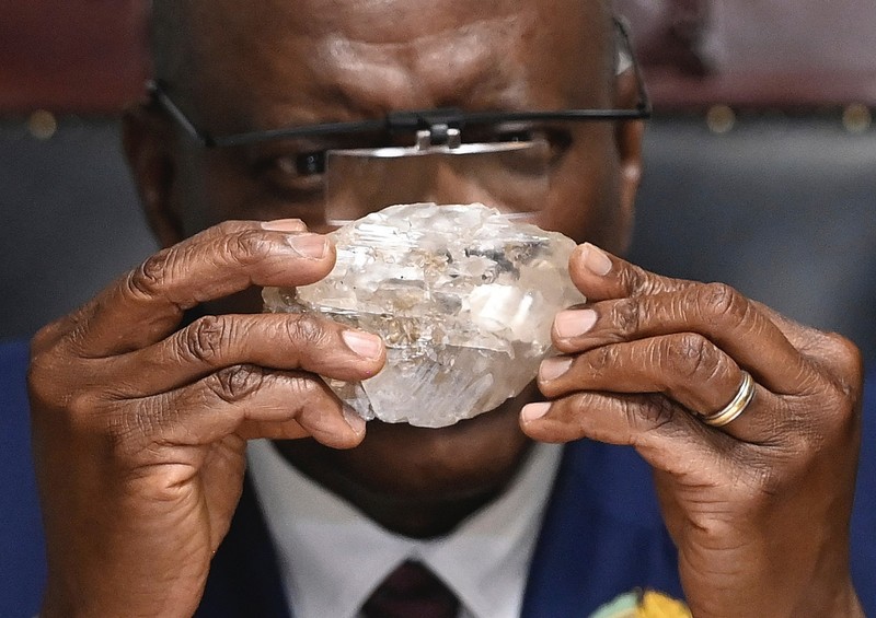 Seseorang memegang berlian seberat 2.492 karat yang ditemukan di negara itu dan dipamerkan di Gaborone, Botswana, Kamis (22/8/2024). (AP Photo)