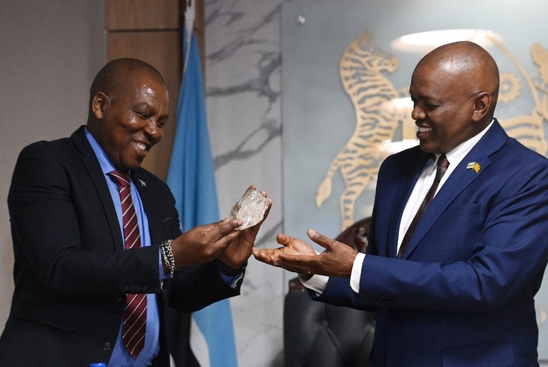 Seseorang memegang berlian seberat 2.492 karat yang ditemukan di negara itu dan dipamerkan di Gaborone, Botswana, Kamis (22/8/2024). (AP Photo)