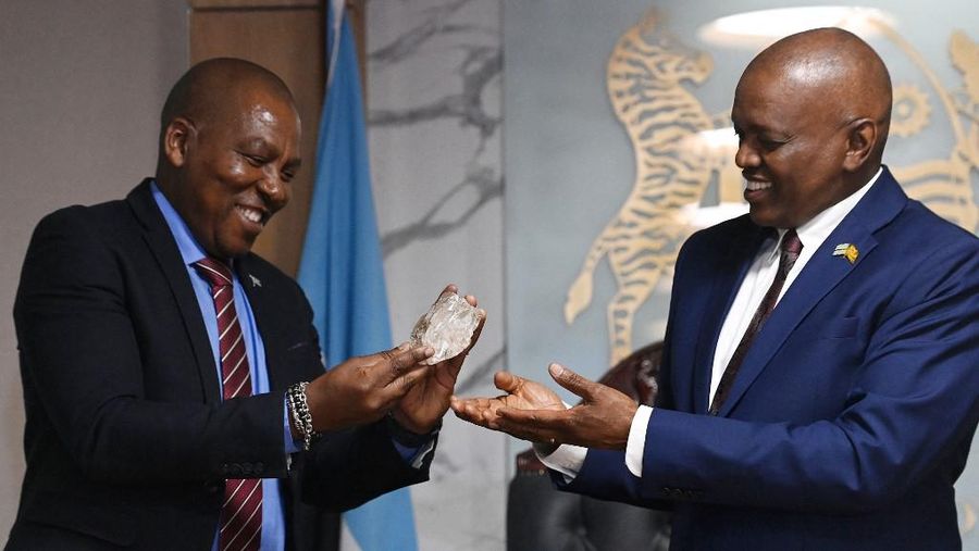 Seseorang memegang berlian seberat 2.492 karat yang ditemukan di negara itu dan dipamerkan di Gaborone, Botswana, Kamis (22/8/2024). (AP Photo)