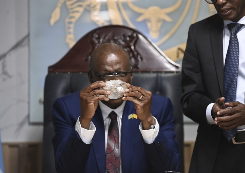 Seseorang memegang berlian seberat 2.492 karat yang ditemukan di negara itu dan dipamerkan di Gaborone, Botswana, Kamis (22/8/2024). (AP Photo)