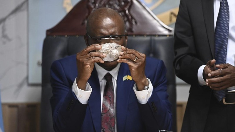 Seseorang memegang berlian seberat 2.492 karat yang ditemukan di negara itu dan dipamerkan di Gaborone, Botswana, Kamis (22/8/2024). (AP Photo)