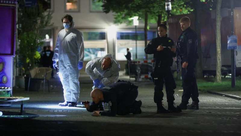 Suasana pasca terjadi insiden penusukan pada sebuah festival kota di Solingen, Jerman, Sabtu (24/8/2024). (REUTERS/Thilo Schmuelgen)