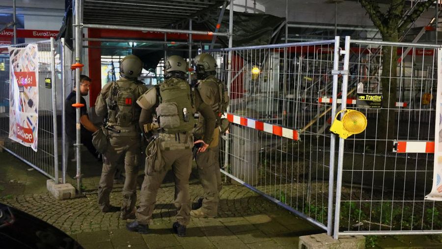 Suasana pasca terjadi insiden penusukan pada sebuah festival kota di Solingen, Jerman, Sabtu (24/8/2024). (REUTERS/Thilo Schmuelgen)