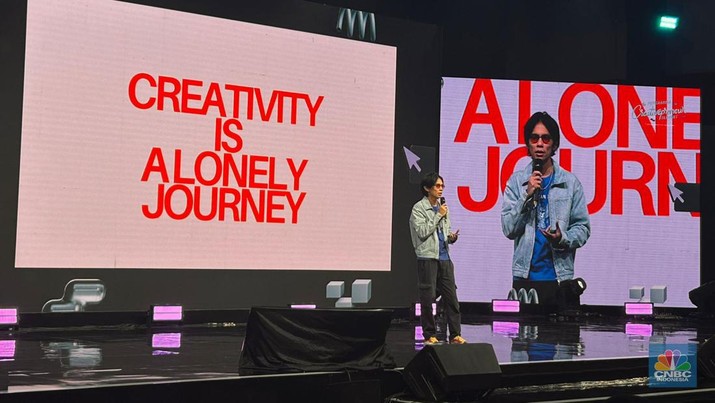 Sutradara Angga Dwimas Sasongko memakai baju “Peringatan Darurat” memberikan keynote di Pertamina Creativepreneur Summit 2024 di JCC Senayan, Sabtu (24/8/2024). (CNBC Indonesia/Zefanya Aprilia)