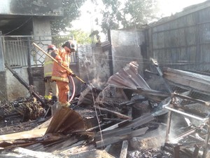 2 Warung di Surabaya Terbakar, TV dan Motor Ikut Ludes