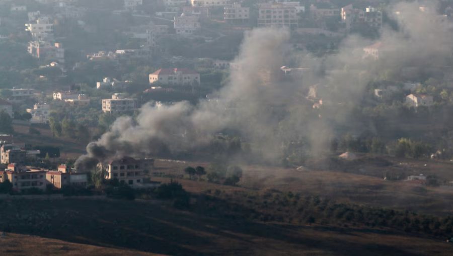Asap mengepul dari kota Khiam di Lebanon selatan, di tengah permusuhan lintas batas yang sedang berlangsung antara Hizbullah dan pasukan Israel, seperti yang terlihat dari Marjayoun, dekat perbatasan dengan Israel, 25 Agustus 2024. (REUTERS/Karamallah Daher)