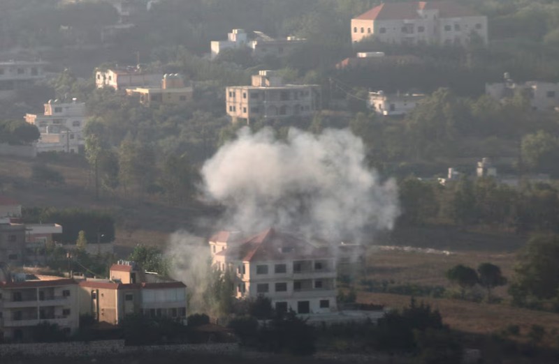 Kepulan asap terlihat di sisi Lebanon yang berbatasan dengan Israel, setelah Israel mengatakan telah melihat kelompok bersenjata Hizbullah bersiap menyerang Israel dan telah melakukan serangan pendahuluan terhadap target-target Hizbullah di Lebanon, seperti yang terlihat dari Tyre, Lebanon selatan, 25 Agustus 2024. (REUTERS/Aziz Taher)