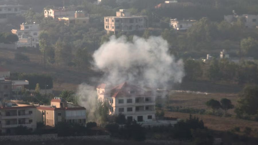 Kepulan asap terlihat di sisi Lebanon yang berbatasan dengan Israel, setelah Israel mengatakan telah melihat kelompok bersenjata Hizbullah bersiap menyerang Israel dan telah melakukan serangan pendahuluan terhadap target-target Hizbullah di Lebanon, seperti yang terlihat dari Tyre, Lebanon selatan, 25 Agustus 2024. (REUTERS/Aziz Taher)