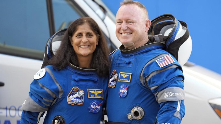 Astronot NASA Suni Williams, kiri, dan Butch Wilmore berdiri bersama untuk berfoto dalam perjalanan menuju landasan peluncuran di Kompleks Peluncuran Luar Angkasa 41, Rabu, 5 Juni 2024, di Cape Canaveral, Florida, untuk peluncuran kapsul Boeing Starliner menuju stasiun luar angkasa internasional. (AP Photo/Chris O'Meara, File)