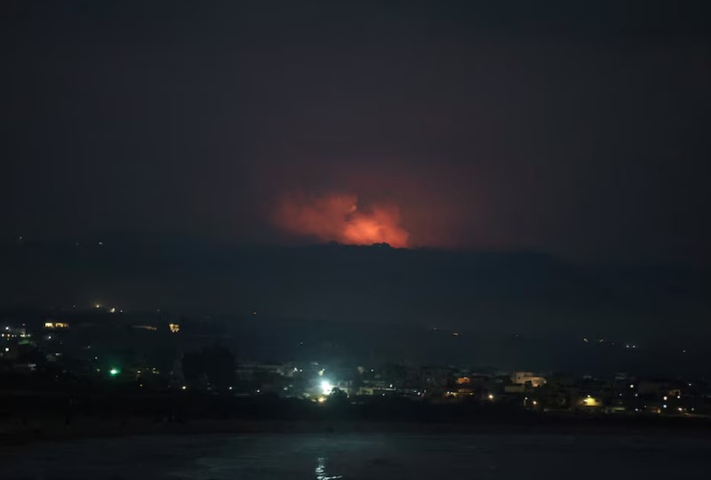 Kepulan asap terlihat di sisi Lebanon yang berbatasan dengan Israel, setelah Israel mengatakan telah melihat kelompok bersenjata Hizbullah bersiap menyerang Israel dan telah melakukan serangan pendahuluan terhadap target-target Hizbullah di Lebanon, seperti yang terlihat dari Tyre, Lebanon selatan, 25 Agustus 2024. (REUTERS/Aziz Taher) Kepulan asap terlihat di sisi Lebanon yang berbatasan dengan Israel, setelah Israel mengatakan telah melihat kelompok bersenjata Hizbullah bersiap menyerang Israel dan telah melakukan serangan pendahuluan terhadap target-target Hizbullah di Lebanon, seperti yang terlihat dari Tyre, Lebanon selatan, 25 Agustus 2024. (REUTERS/Aziz Taher)