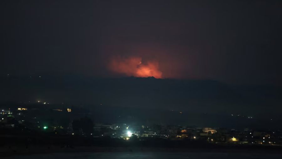 Kepulan asap terlihat di sisi Lebanon yang berbatasan dengan Israel, setelah Israel mengatakan telah melihat kelompok bersenjata Hizbullah bersiap menyerang Israel dan telah melakukan serangan pendahuluan terhadap target-target Hizbullah di Lebanon, seperti yang terlihat dari Tyre, Lebanon selatan, 25 Agustus 2024. (REUTERS/Aziz Taher)