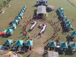 Peringati HUT RI, Warga Sidoarjo Bentangkan Bendera Sepanjang 79 Meter