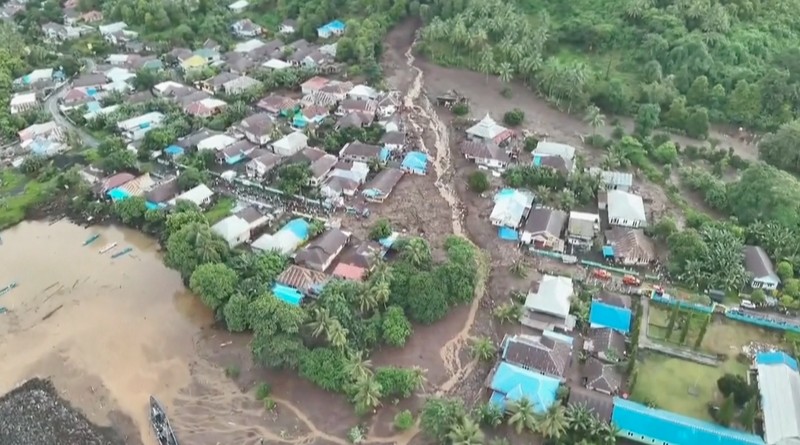 Petugas penyelamat dan warga desa mencari orang hilang setelah banjir bandang yang menewaskan sejumlah orang di Rua, Pulau Ternate, Maluku Utara, Minggu (25/8/2024). (AP Photo/Rifki Anwar)