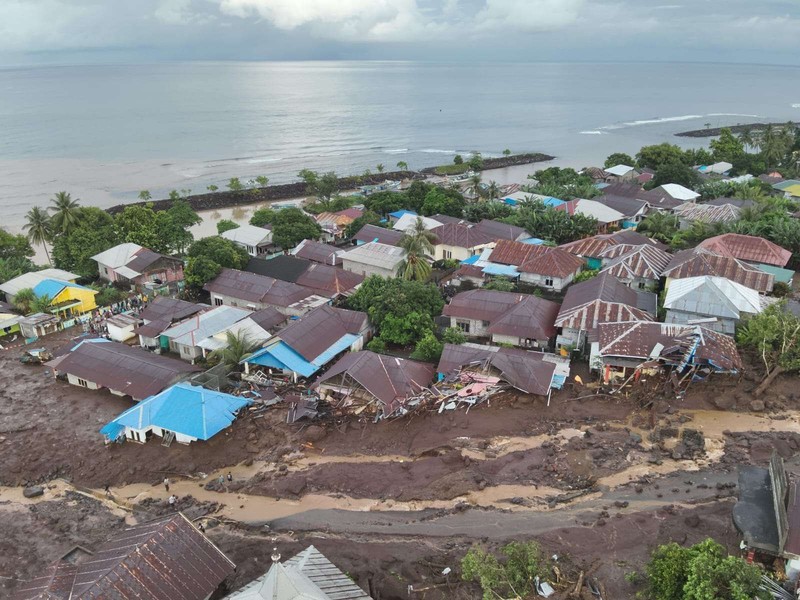 Petugas penyelamat dan warga desa mencari orang hilang setelah banjir bandang yang menewaskan sejumlah orang di Rua, Pulau Ternate, Maluku Utara, Minggu (25/8/2024). (AP Photo/Rifki Anwar) Petugas penyelamat dan warga desa mencari orang hilang setelah banjir bandang yang menewaskan sejumlah orang di Rua, Pulau Ternate, Maluku Utara, Minggu (25/8/2024). (AP Photo/Rifki Anwar)