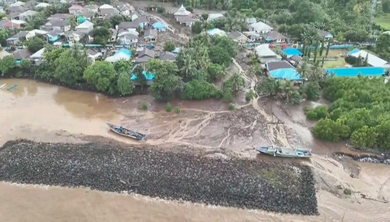 Petugas penyelamat dan warga desa mencari orang hilang setelah banjir bandang yang menewaskan sejumlah orang di Rua, Pulau Ternate, Maluku Utara, Minggu (25/8/2024). (AP Photo/Rifki Anwar)