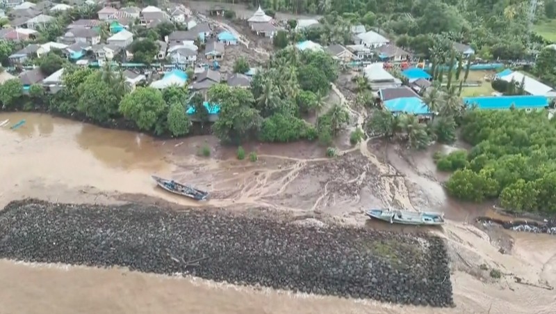 Petugas penyelamat dan warga desa mencari orang hilang setelah banjir bandang yang menewaskan sejumlah orang di Rua, Pulau Ternate, Maluku Utara, Minggu (25/8/2024). (AP Photo/Rifki Anwar)