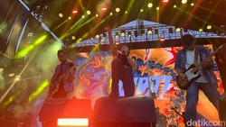 Nidji Ajak Nostalgia Penonton Konser WJF 2024