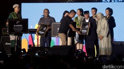 Momen Apresiasi untuk Nike Ardilla dan Pencipta Lagu Es Lilin