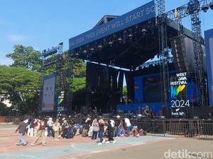 Penonton WJF 2024 Panas-panasan Demi Menunggu Band Kesayangannya
