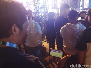 Kala Penonton Konser WJF 2024 Dukung Persib Vs Arema dari Layar Ponsel