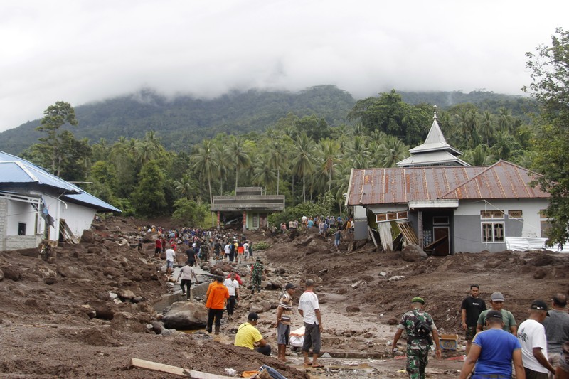 Petugas penyelamat dan warga desa mencari orang hilang setelah banjir bandang yang menewaskan sejumlah orang di Rua, Pulau Ternate, Maluku Utara, Minggu (25/8/2024). (AP Photo/Rifki Anwar) Petugas penyelamat dan warga desa mencari orang hilang setelah banjir bandang yang menewaskan sejumlah orang di Rua, Pulau Ternate, Maluku Utara, Minggu (25/8/2024). (AP Photo/Rifki Anwar)