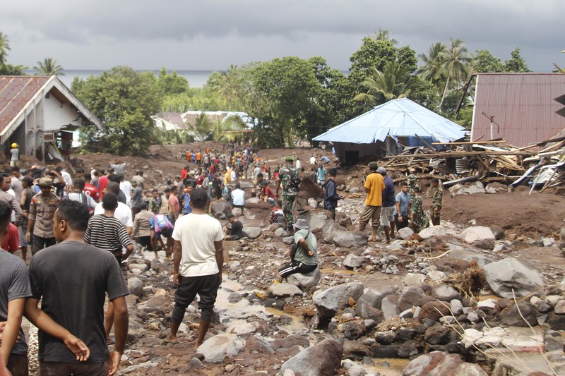 Petugas penyelamat dan warga desa mencari orang hilang setelah banjir bandang yang menewaskan sejumlah orang di Rua, Pulau Ternate, Maluku Utara, Minggu (25/8/2024). (AP Photo/Rifki Anwar) Petugas penyelamat dan warga desa mencari orang hilang setelah banjir bandang yang menewaskan sejumlah orang di Rua, Pulau Ternate, Maluku Utara, Minggu (25/8/2024). (AP Photo/Rifki Anwar)