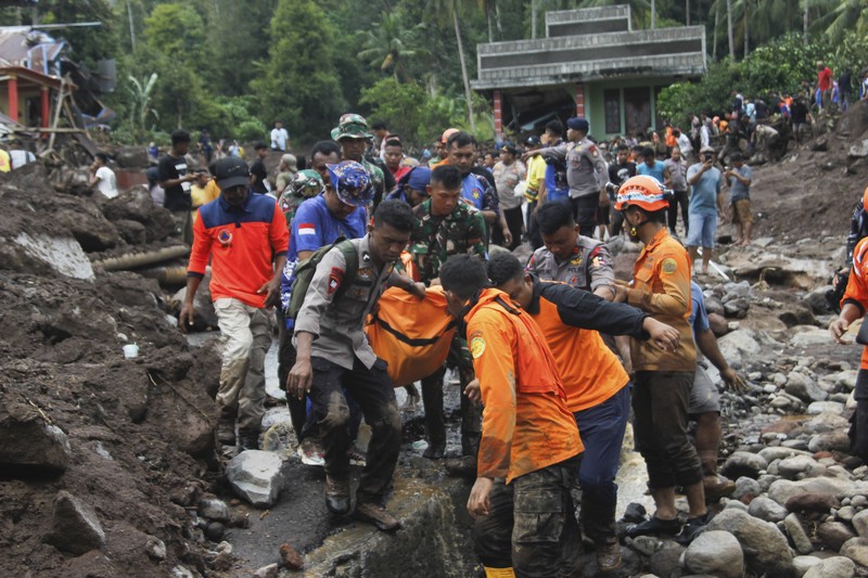 Petugas penyelamat dan warga desa mencari orang hilang setelah banjir bandang yang menewaskan sejumlah orang di Rua, Pulau Ternate, Maluku Utara, Minggu (25/8/2024). (AP Photo/Rifki Anwar) Petugas penyelamat dan warga desa mencari orang hilang setelah banjir bandang yang menewaskan sejumlah orang di Rua, Pulau Ternate, Maluku Utara, Minggu (25/8/2024). (AP Photo/Rifki Anwar)