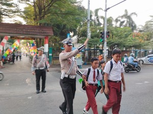 Tekan Angka Kecelakaan, Polisi Disiagakan Atur Lalin di 10 Sekolah Jaksel