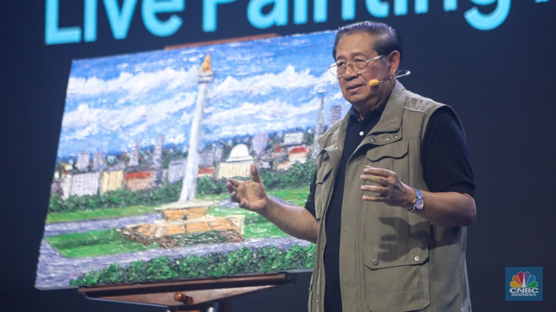 Presiden keenam Republik Indonesia (RI) Susilo Bambang Yudhoyono (SBY) saat menghadiri acara Pertamina Creativepreneur Summit 2024 di akarta Convention Center (JCC), Senayan, Jakarta, Minggu (25/8/2024). (CNBC Indonesia/Faisal Rahman)