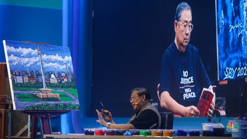 Presiden keenam Republik Indonesia (RI) Susilo Bambang Yudhoyono (SBY) saat menghadiri acara Pertamina Creativepreneur Summit 2024 di akarta Convention Center (JCC), Senayan, Jakarta, Minggu (25/8/2024). (CNBC Indonesia/Faisal Rahman)