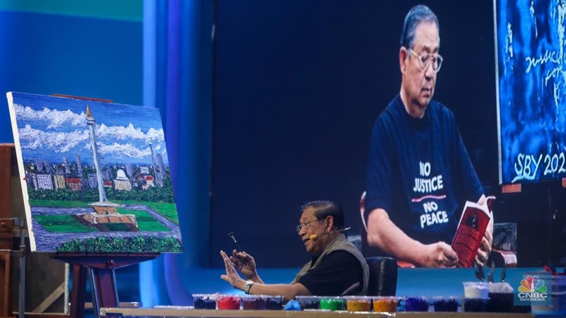 Presiden keenam Republik Indonesia (RI) Susilo Bambang Yudhoyono (SBY) saat menghadiri acara Pertamina Creativepreneur Summit 2024 di akarta Convention Center (JCC), Senayan, Jakarta, Minggu (25/8/2024). (CNBC Indonesia/Faisal Rahman)