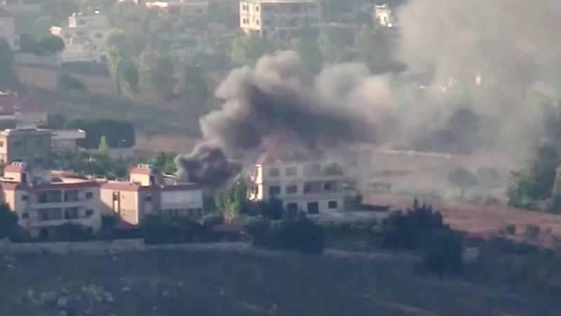 Kepulan asap terlihat di sisi Lebanon yang berbatasan dengan Israel, setelah Israel mengatakan telah melihat kelompok bersenjata Hizbullah bersiap menyerang Israel dan telah melakukan serangan pendahuluan terhadap target-target Hizbullah di Lebanon, seperti yang terlihat dari Tyre, Lebanon selatan, 25 Agustus 2024. (REUTERS/Aziz Taher)