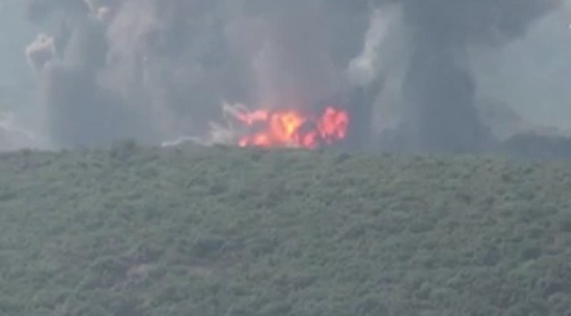 Kepulan asap terlihat di sisi Lebanon yang berbatasan dengan Israel, setelah Israel mengatakan telah melihat kelompok bersenjata Hizbullah bersiap menyerang Israel dan telah melakukan serangan pendahuluan terhadap target-target Hizbullah di Lebanon, seperti yang terlihat dari Tyre, Lebanon selatan, 25 Agustus 2024. (REUTERS/Aziz Taher)