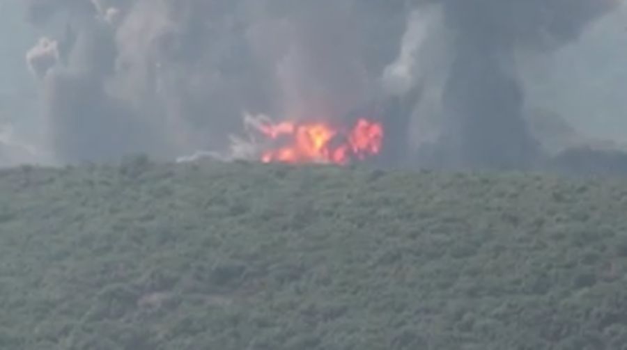 Kepulan asap terlihat di sisi Lebanon yang berbatasan dengan Israel, setelah Israel mengatakan telah melihat kelompok bersenjata Hizbullah bersiap menyerang Israel dan telah melakukan serangan pendahuluan terhadap target-target Hizbullah di Lebanon, seperti yang terlihat dari Tyre, Lebanon selatan, 25 Agustus 2024. (REUTERS/Aziz Taher)
