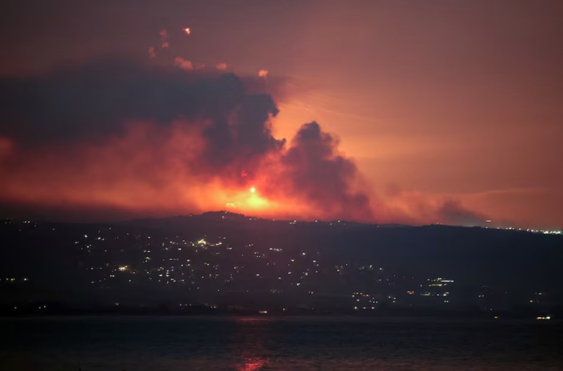 Kepulan asap terlihat di sisi Lebanon yang berbatasan dengan Israel, setelah Israel mengatakan telah melihat kelompok bersenjata Hizbullah bersiap menyerang Israel dan telah melakukan serangan pendahuluan terhadap target-target Hizbullah di Lebanon, seperti yang terlihat dari Tyre, Lebanon selatan, 25 Agustus 2024. (REUTERS/Aziz Taher)