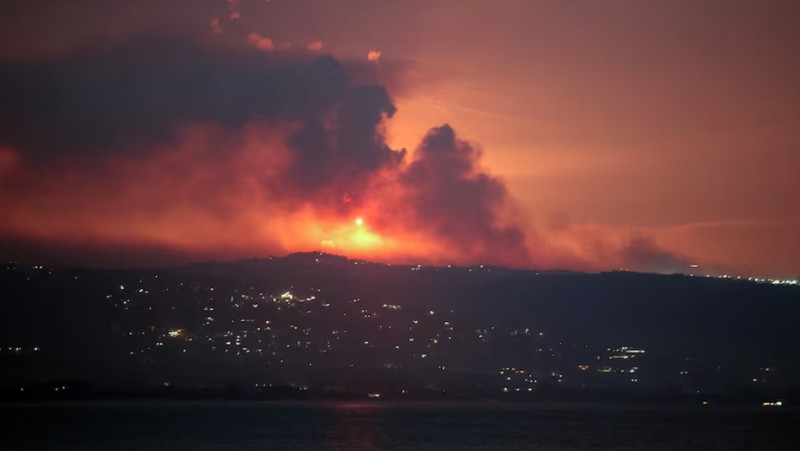 Kepulan asap terlihat di sisi Lebanon yang berbatasan dengan Israel, setelah Israel mengatakan telah melihat kelompok bersenjata Hizbullah bersiap menyerang Israel dan telah melakukan serangan pendahuluan terhadap target-target Hizbullah di Lebanon, seperti yang terlihat dari Tyre, Lebanon selatan, 25 Agustus 2024. (REUTERS/Aziz Taher)