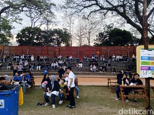 Nonton Santai ala Penonton Konser WJF 2024 di Tribun Saparua