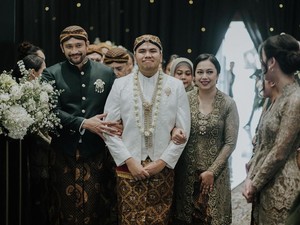 Haru hingga Deg-degannya Tora Sudiro saat Nikahkan Anaknya