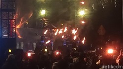 Nyala Api dari Fire Dance Terangi Malam WJF 2024